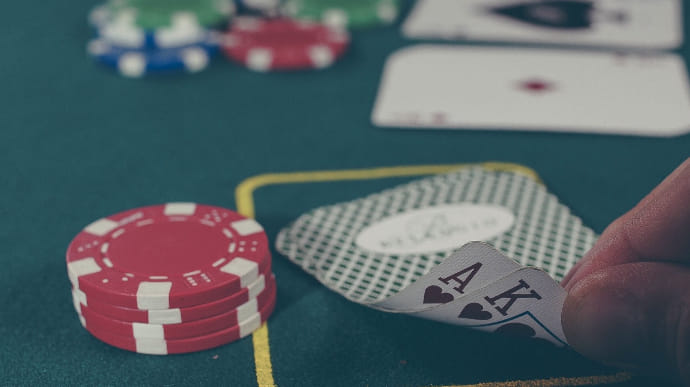 Взятка в $90 тысяч: члена Комиссии по азартным играм арестовали с правом залога
