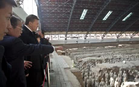 Янукович в Китае ходит по музеям