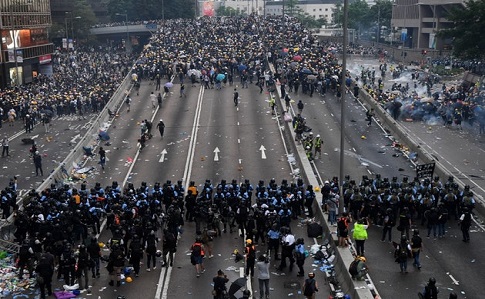 В Гонконге впервые в ходе разгона демонстрантов применили огнестрельное оружие