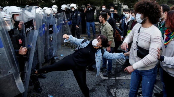 Протест турецьких студентів проти призначення ректора переріс у зіткнення з поліцією