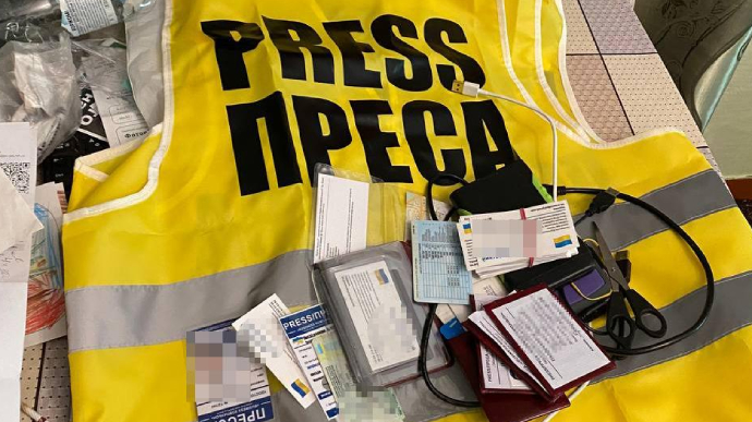 В Киеве издатель клепал фальшивые пресс-карты и разрешения на оружие: известно о 800 клиентах