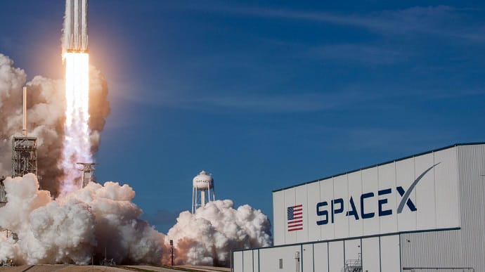 NASA призупиняє контракт зі SpaceX для доставки людей на Місяць