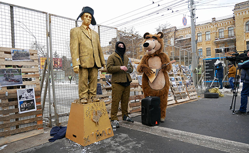 До посольства РФ у Києві не пустили росіян. Біля входу Путін з ведмедем