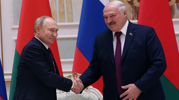 Хакери дізналися, що Лукашенко міг надурити Путіна з тестами на ковід