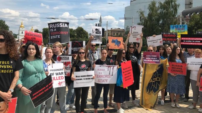 Родственники защитников Азовстали после трагедии в Еленовке вышли на акцию