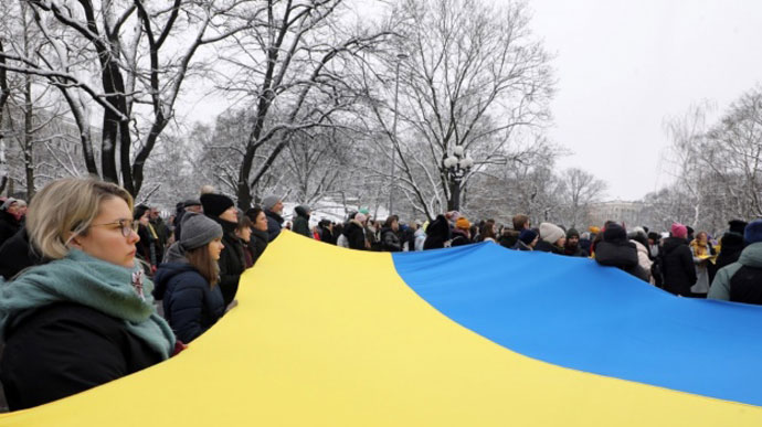 В Риге проходит митинг солидарности с Украиной, под посольством РФ – подбитый российский танк