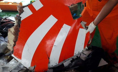 Рятувальники не знайшли живих після катастрофи літака в Індонезії 