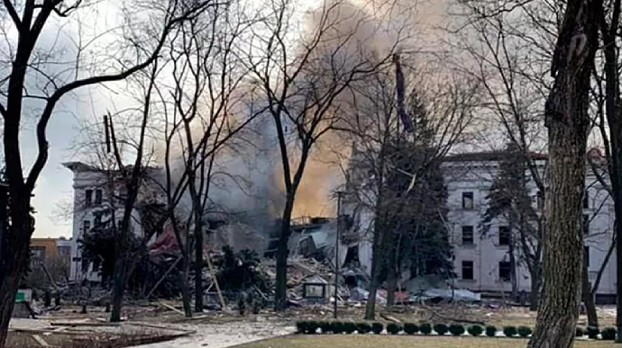Появилось видео первых минут после бомбардировки драмтеатра в Мариуполе: нивелирует фейк об Азове
