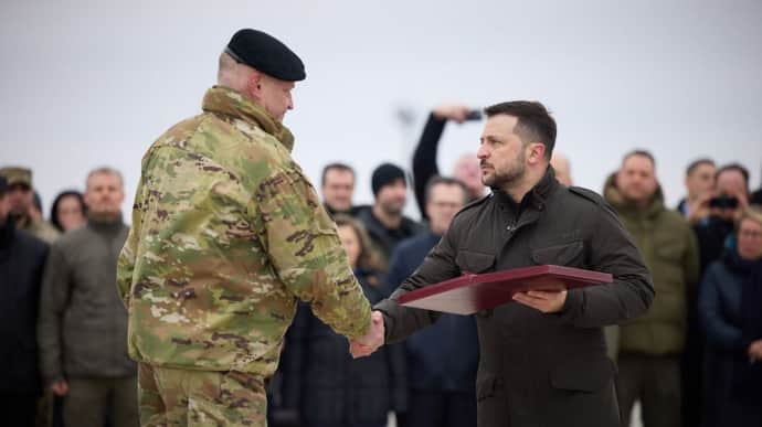 Zelenskyy presents state awards to Antonov Airport defenders – photo