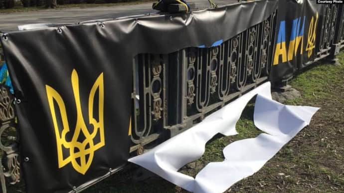В центре Днепра вандалы порезали государственные флаги на Аллее почета