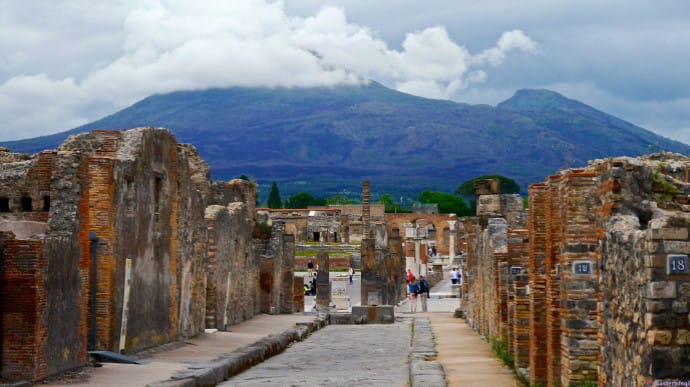 В древних Помпеях нашли хорошо сохранившийся прилавок бара с фресками