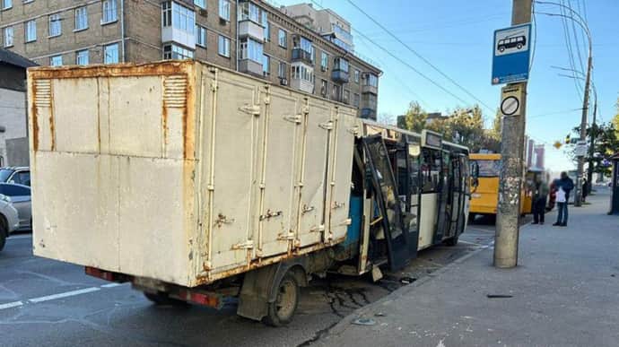 У Києві вантажівка на повній швидкості протаранила маршрутку: 7 людей шпиталізували