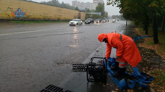 Ливень в Киеве: подтоплены десятки улиц, затруднено движение