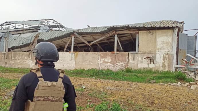 Russians strike farm in Kharkiv Oblast, injuring man – photo