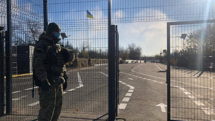 Усі КПВВ на Донбасі відкрилися: окупанти завернули авто у Золотому, на Донеччині пропуск заблоковано