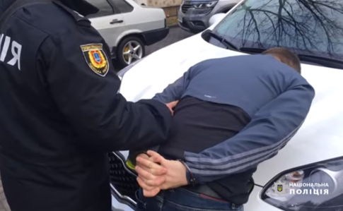 Поліцейські затримали озброєних грабіжників, які угнали авто інкасаторів