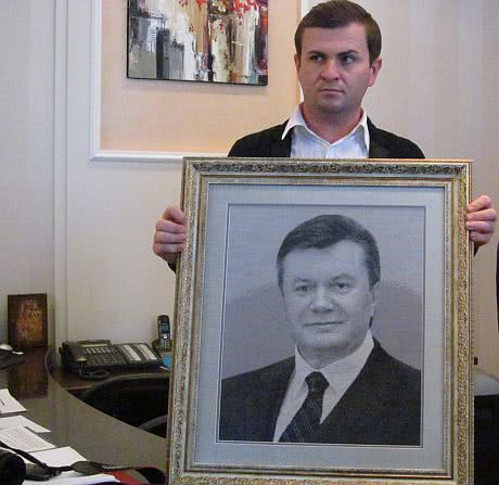 Янукович крестиком