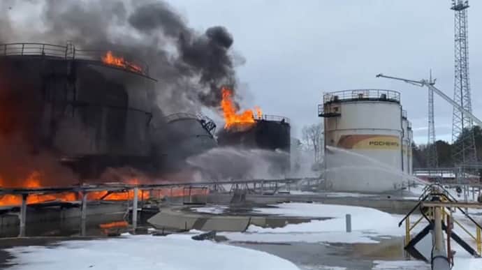 У російських Клинцях понад 5 годин масштабно палає нафтобаза після атаки безпілотника