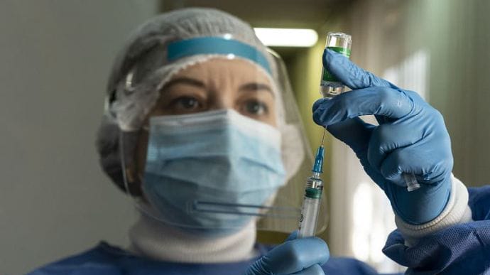 Бустерную дозу вакцины против Covid получили более 20 тысяч украинцев