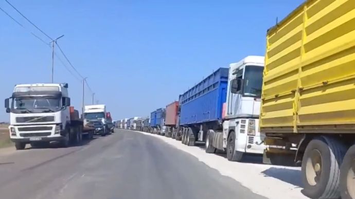 Large queue of trucks carrying harvest stolen from Ukraine forms on road from Zaporizhzhia to Crimea