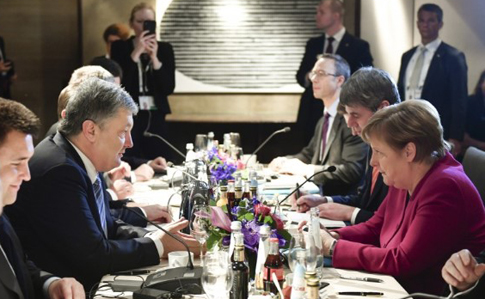 Порошенко і Меркель обговорили протидію втручанню РФ у вибори 