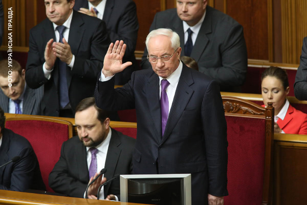 Азаров в парламент прибыл с опозданием