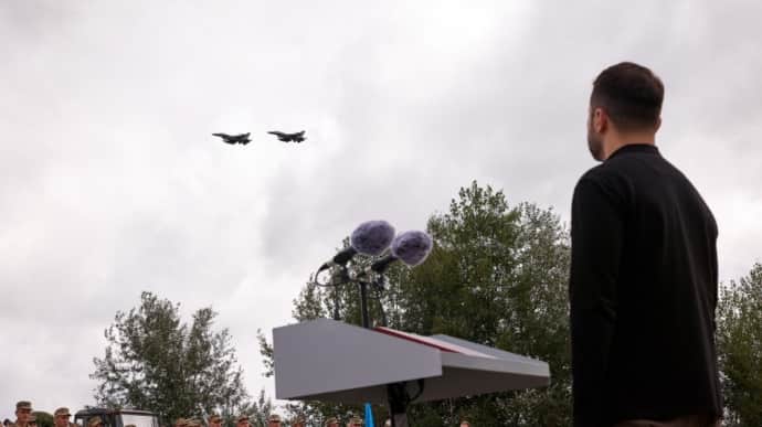 Zelenskyy and Air Force considering way to increase number of F-16s in Ukraine – video