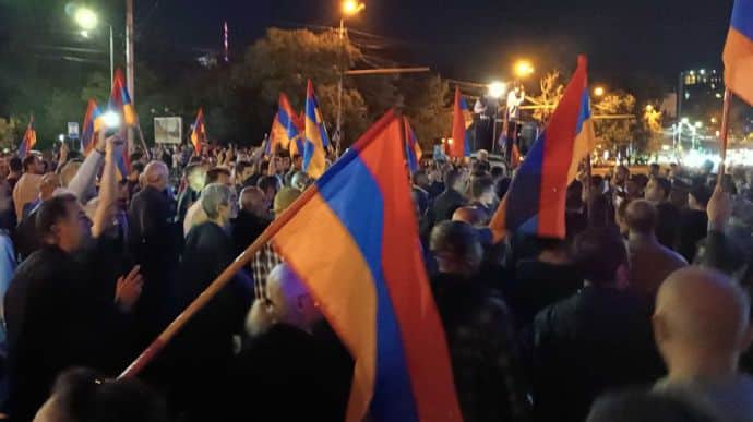 У Єревані під російським посольством почалися сутички