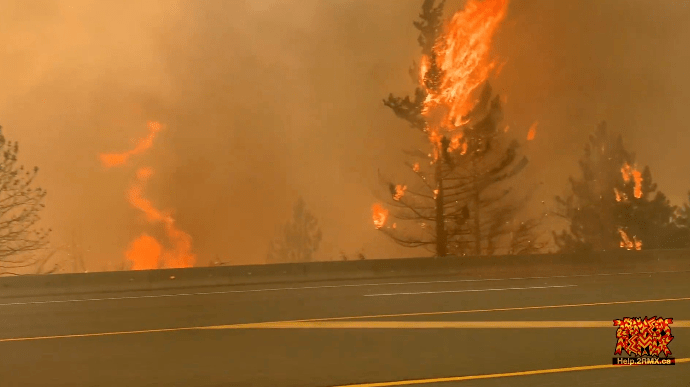 Пожар уничтожил небольшой городок в Канаде