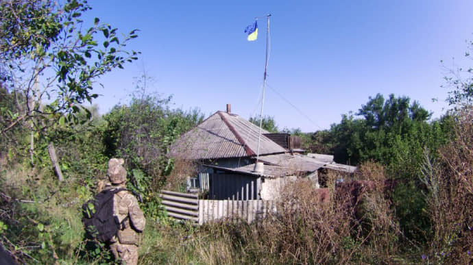 Border guards raise Ukrainian flag in two grey zone villages