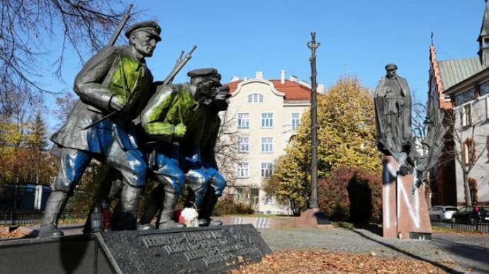 В Польше задержан украинец за вандализм против памятника Пилсудскому
