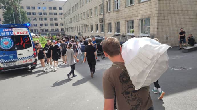 Kyiv residents bring water and food for the wounded in Okhmatdyt hospital – video