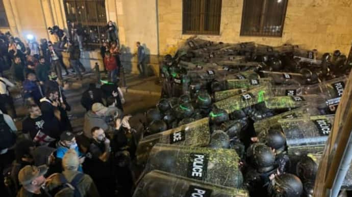 На протестах в Тбилиси правоохранители начали задержание и применили слезоточивый газ