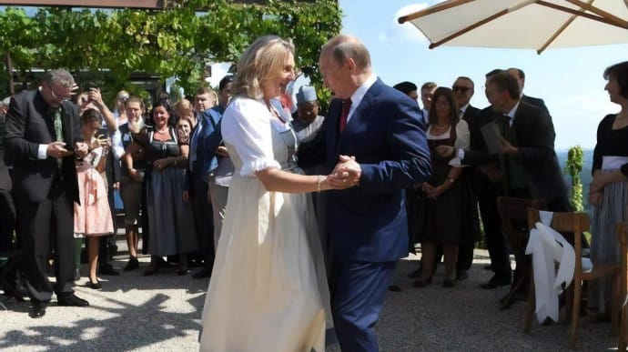 Экс-главу МИД Австрии, которая танцевала с Путиным, выдвинули в совет директоров Роснефти