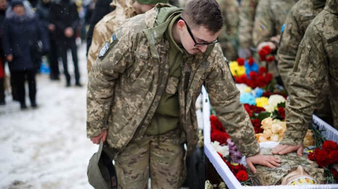 У війні з Росією загинуло від 60 до 100 тисяч українських військових – The Economist 