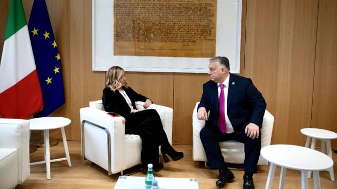 Джерела Bloomberg стверджують, що Мелоні хоче домовитись із Орбаном про підтримку України
