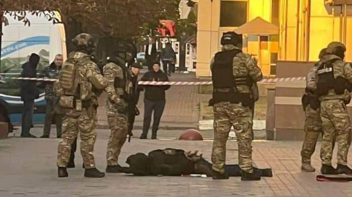 В Киеве вооруженный мужчина пытался захватить бизнес-центр – его задержали