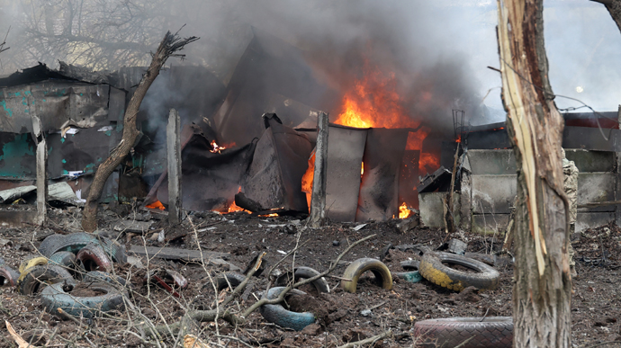 Окупанти вдарили по Мар'їнці, у Вугледарі зруйновано 6 будинків, Авдіївка під вогнем Градів - ОВА