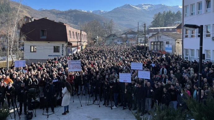 Сотні косовських сербів вийшли на протест через поранення у стрілянині двох хлопців