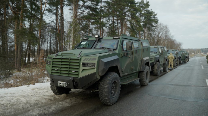 Ukrainian border guards receive Canadian Roshels