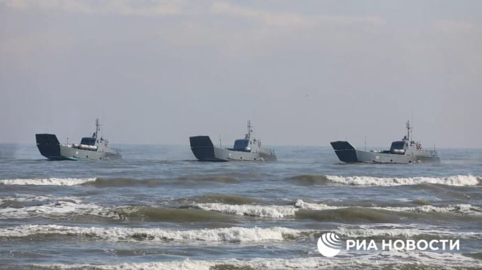 Артиллерийские и десантные корабли РФ зашли в Черное море