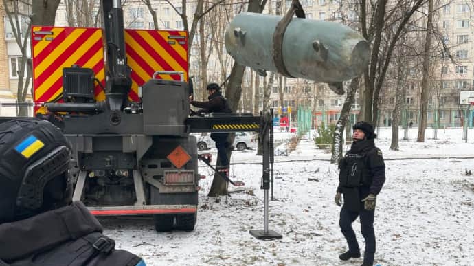 Ukrainian emergency workers dispose of unexploded warhead of Russian missile in Kyiv – photo
