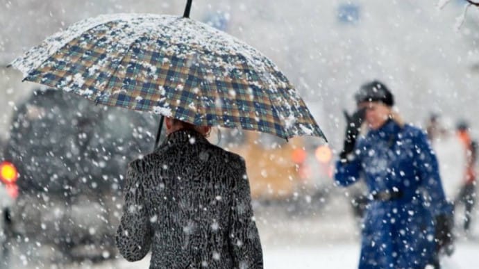 До кінця тижня в Україні мокрий сніг, дощ і туман