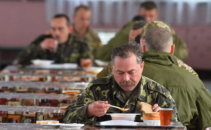 Полторак рассказал о новых планах по питанию в армии