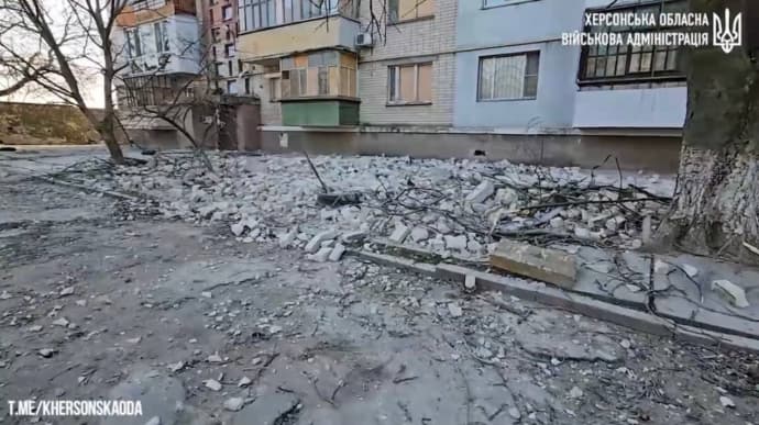 High-rise building struck in Russian attack on Kherson – video