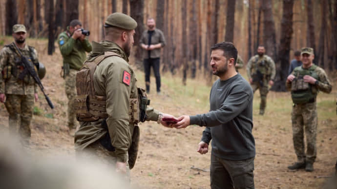 Zelenskyy presents awards to soldiers and inspects Leopard 2 tanks