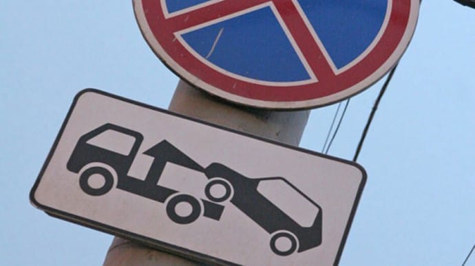 По Киеву вешают знаки, способные отпугнуть водителей от популярного нарушения