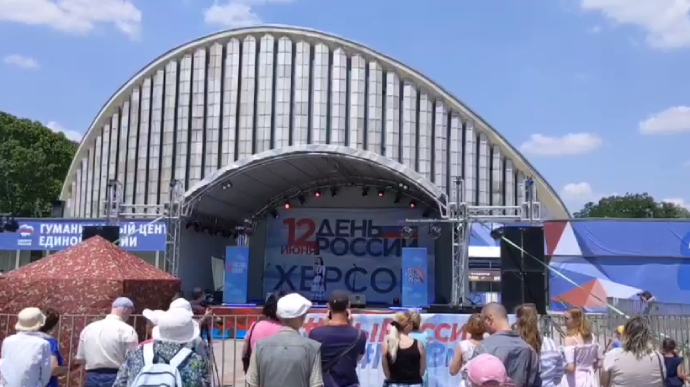 Occupiers want to shoot at a crowd of people in Kherson at the celebration of Russia Day - Pivden Operational Command