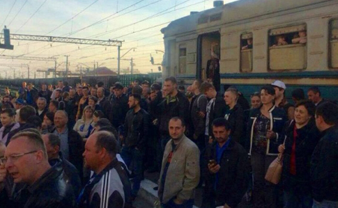 Під Львовом невдоволені пасажири блокували електрички на Мукачево і Трускавець