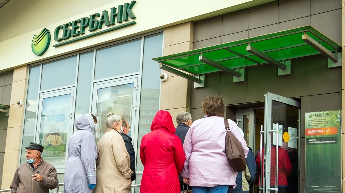 Russians complain about lack of cash